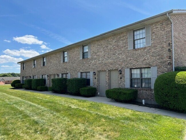Building Photo - Updated 2 Bedroom and 1.5 Bath Townhome - ...