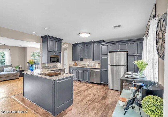 Building Photo - 61 Lynn Dr