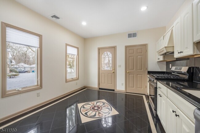 Building Photo - 302 Walnut Ave