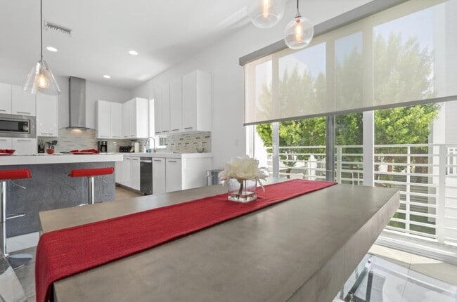 Building Photo - 1367 N Ocean Blvd