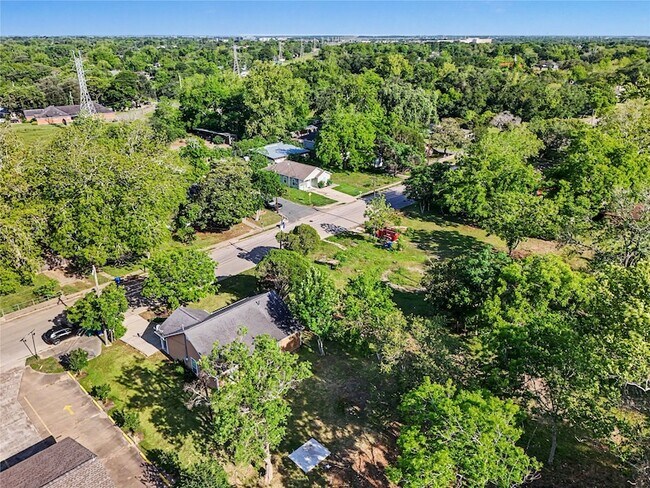 Building Photo - 326 S Bell Dr