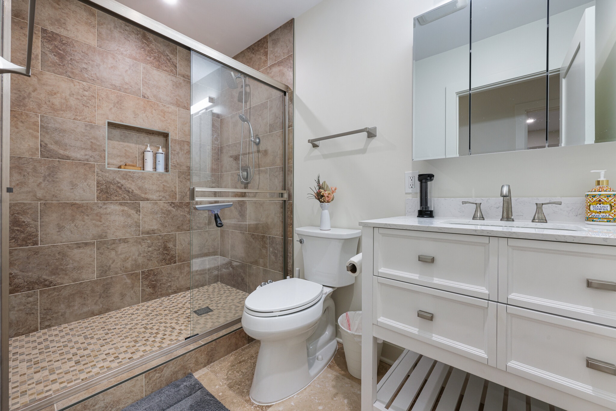 Room A + B bathroom - 1370 Nashville St