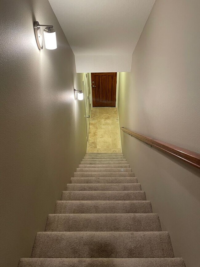 Building Photo - NEWER LUXURY Style Townhouse with a gorgeo...