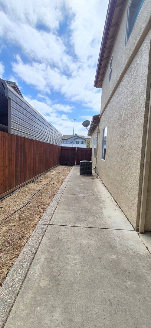 Building Photo - 2080 Mariposa Dr