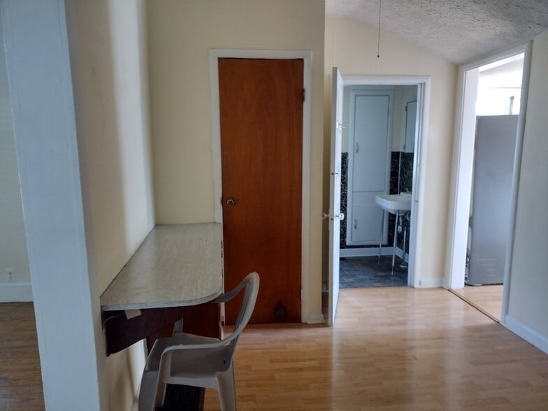 Building Photo - 705 W 13th St