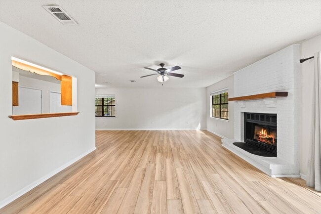 Building Photo - 3 Bedroom in Desirable Location!