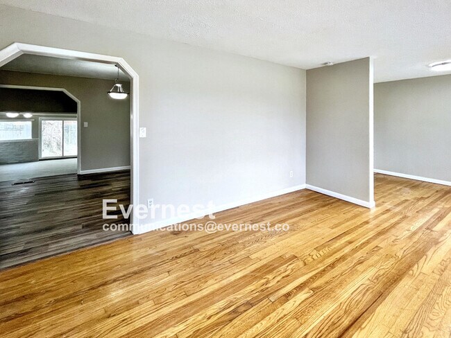 Building Photo - 4905 Eastwood Dr