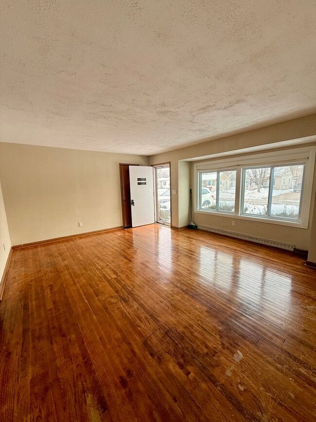 Building Photo - 3 bedroom home