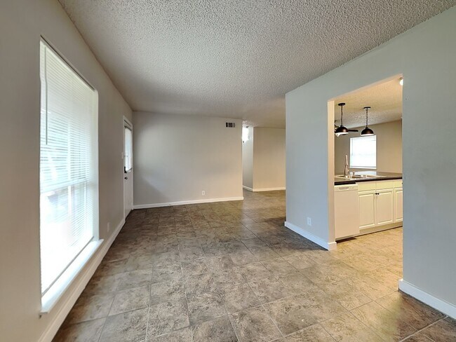 Building Photo - 1101 Johns Dr