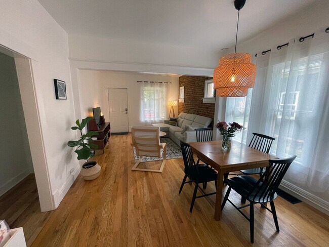 Building Photo - STUNNING Updated Bungalow Home in the West Highlands- Available 8/5!