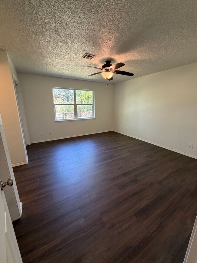 Building Photo - Spacious 4 Bed Home in Prime Claremore Location