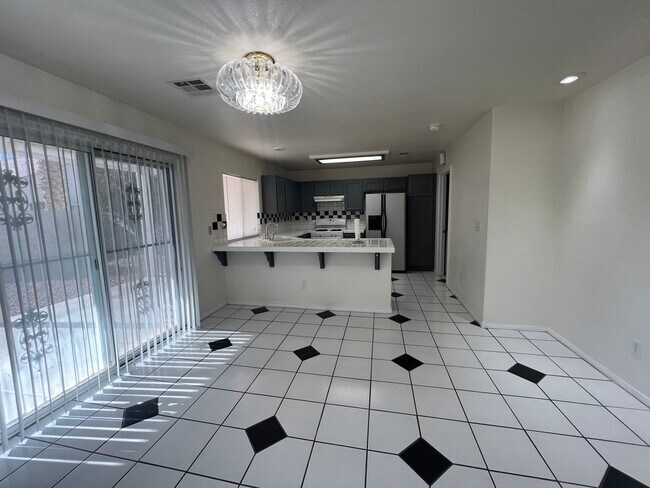 Building Photo - Don't Miss Out On This Beauty