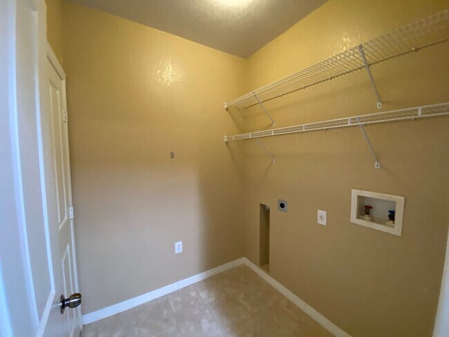 Building Photo - 1014 Hemingway Cir