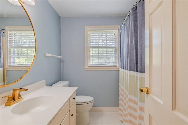 Building Photo - 227 W Lakeshore Dr