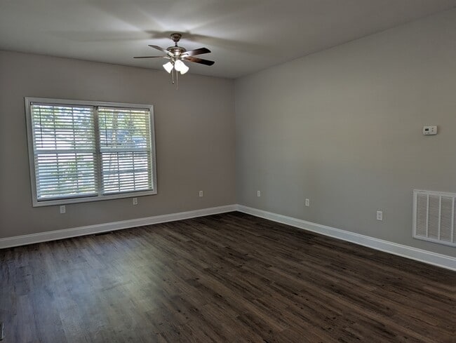 Building Photo - 555 Park Cir