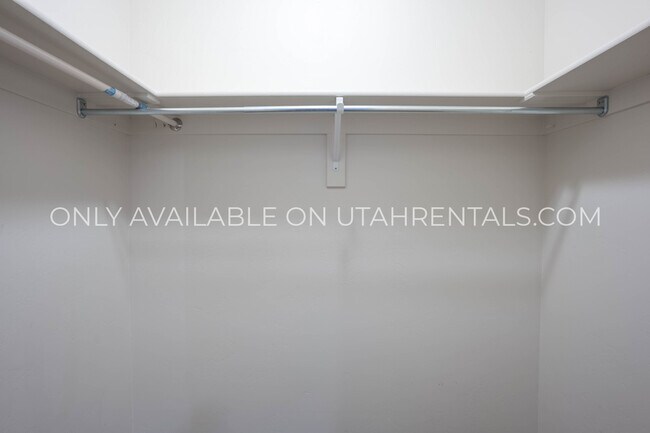 Building Photo - 698 1600 S