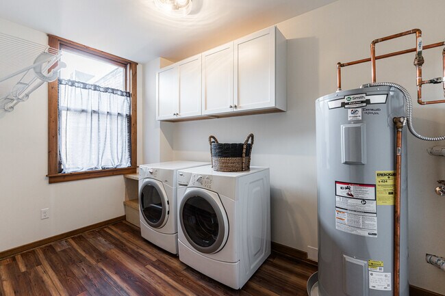 Building Photo - 318 W State St