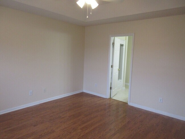 Building Photo - Landmark Pointe