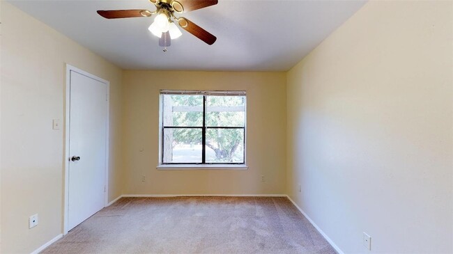 Building Photo - 305 Manuel Dr