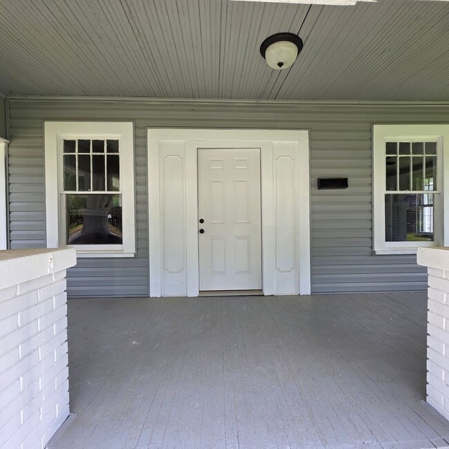 Building Photo - Beautifully Renovated 3 Bedroom 1 Bath Home