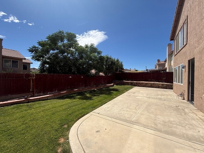 Building Photo - Available Now Palmdale 7 bedrooms !