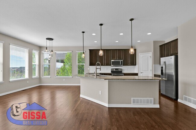 Building Photo - Beautiful home with 5 bedrooms, 4 bathroom...