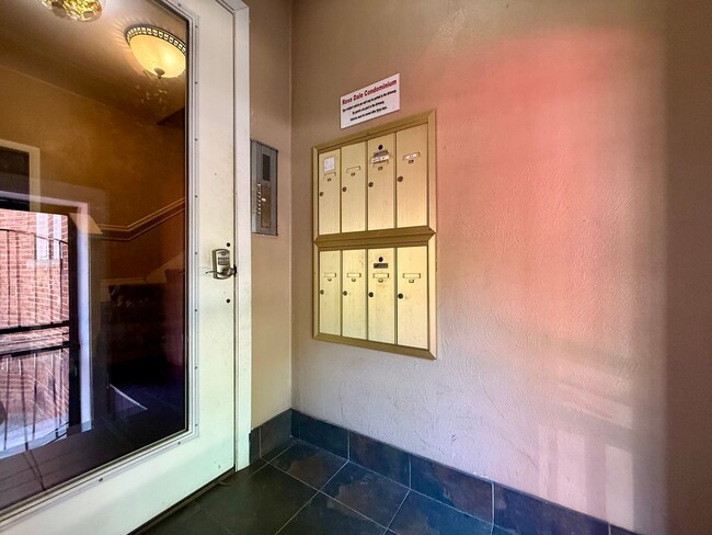 Building Photo - Charming 2-bedroom, 1-bath condo in the heart of Ghent