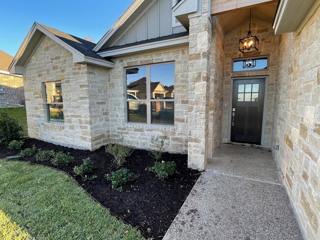 Primary Photo - Beautifully Maintained New Build in Midway...