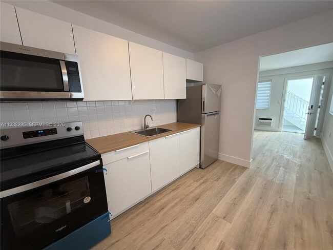 Building Photo - 1300 NE 110th St