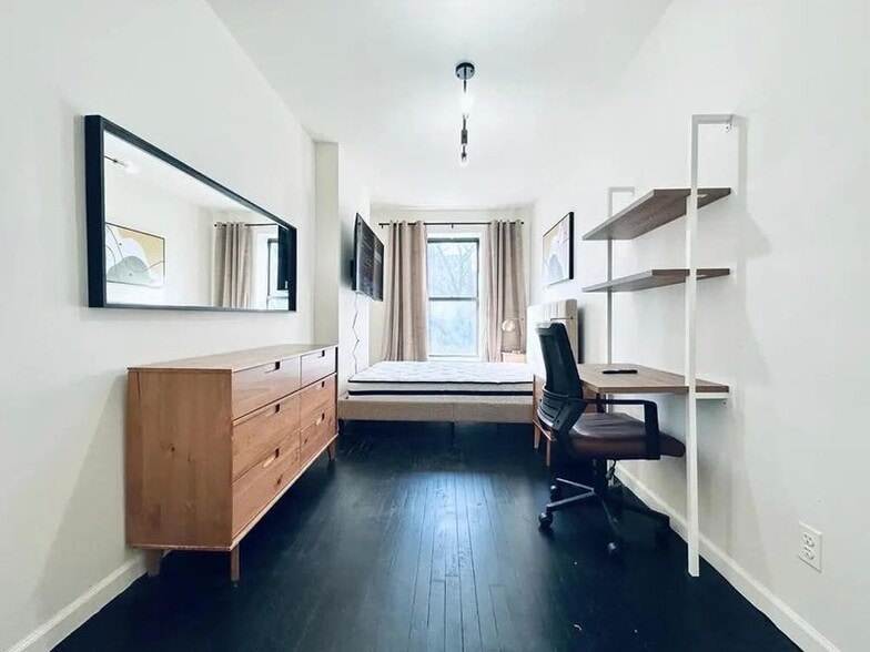 Building Photo - Furnished room/NOT APARTMENT
