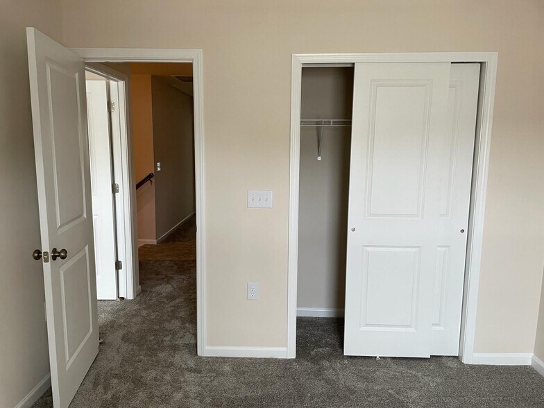 Bedroom_2_Closet - 307 Parker Station Ave
