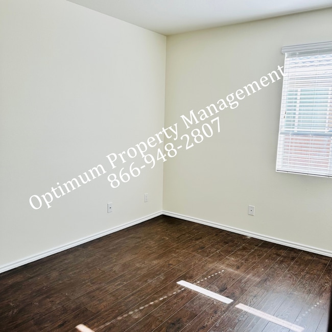 Building Photo - Modern Elegance and Comfort!