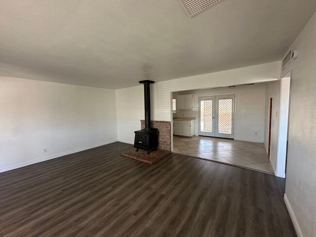 Building Photo - Rent This Beautiful 3-Bedroom Home with Se...