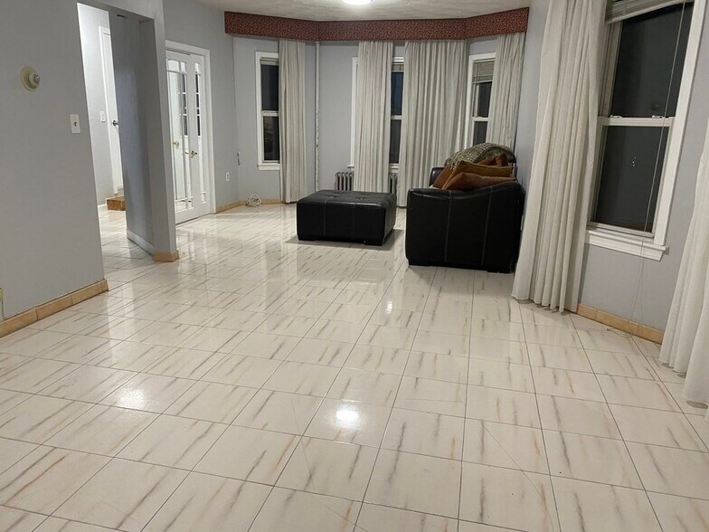 Building Photo - 18 Walnut Rd