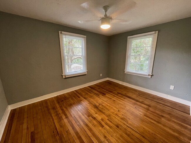 Building Photo - Recently Renovated 2 Bedroom Apartment in ...