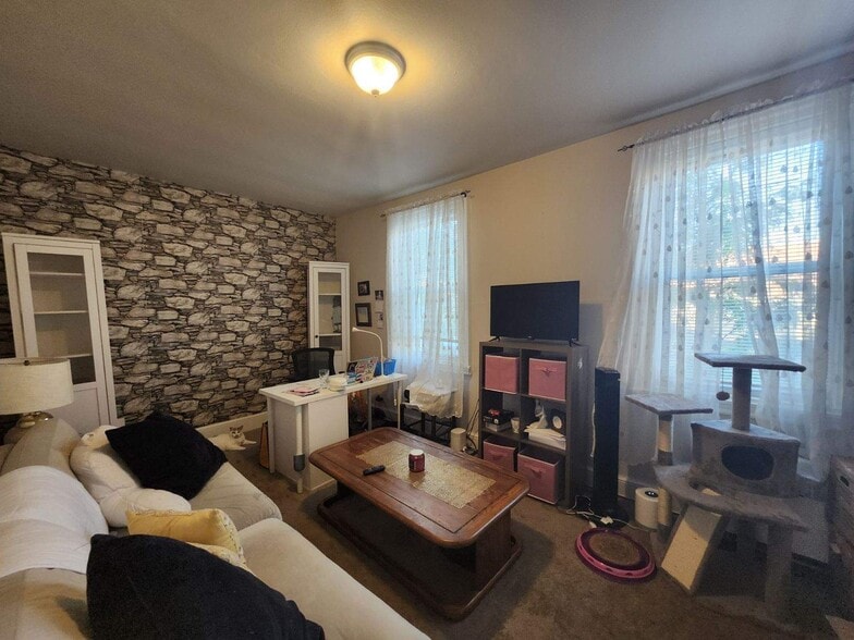 Building Photo - 116 N Church St