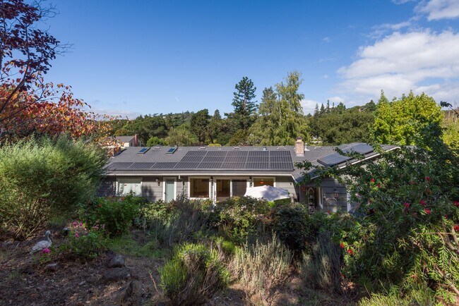 Building Photo - Custom Remodeled Ranch Home in Park-like S...