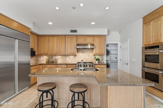 Building Photo - 8001 E Vista Bonita Dr