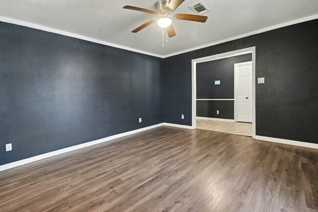 Building Photo - 5001 Glenhaven Dr