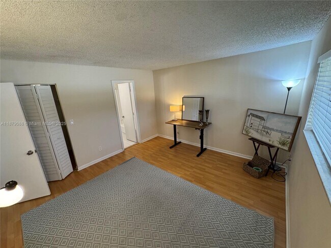 Building Photo - 6900 SW 39th St