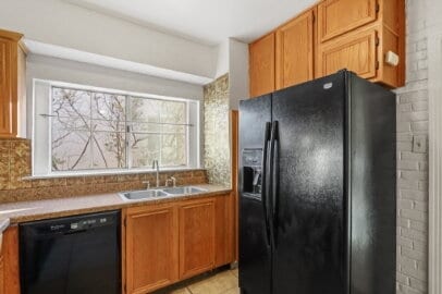 Building Photo - Kern Place- 4 bedrooms, 3 baths and Refrigerated AC.