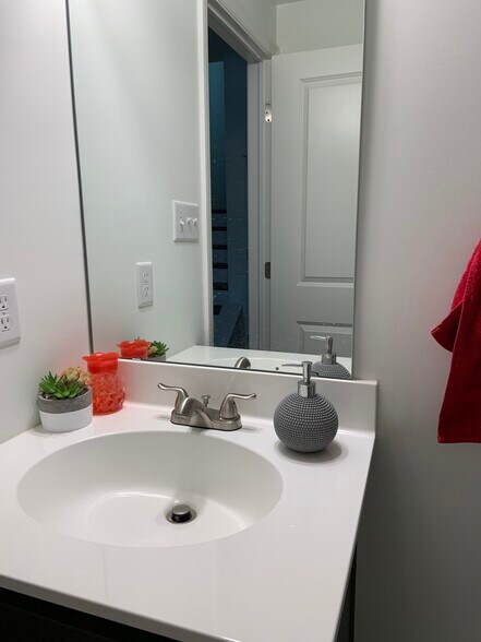 Ground Level Bath - 304 Thurgood Dr