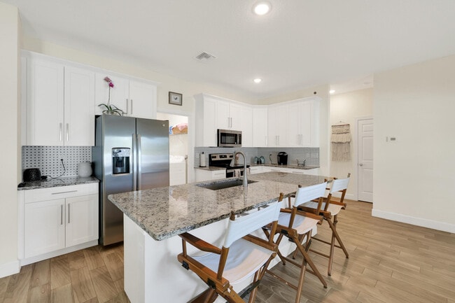 Building Photo - 2513 SW Calder St