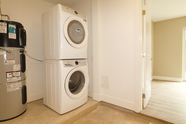 Building Photo - Your Bend Retreat: Spacious End Unit Townhouse with Pilot Butte Views