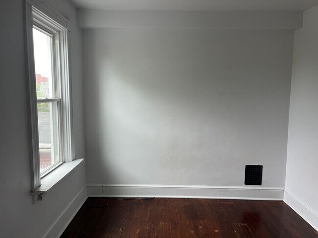 Building Photo - Beautiful 5 Bedroom 2.5 bath Single Family Home in Prime Chestnut Hill Location!