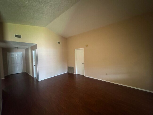 Building Photo - Spacious Lakeland 3-Bedroom Home with 2-Car Garage & Large Driveway