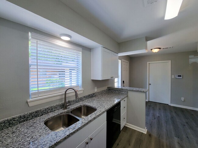 Building Photo - 3919 Hickok Ln