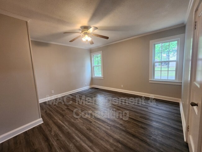 Building Photo - 1067 Crescent Dr