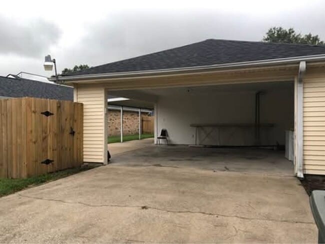 Building Photo - Move In Ready Townhome