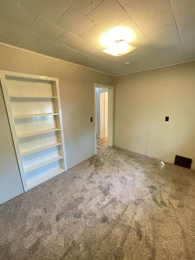 Building Photo - Available June 13th - 4 BED 2 BATH